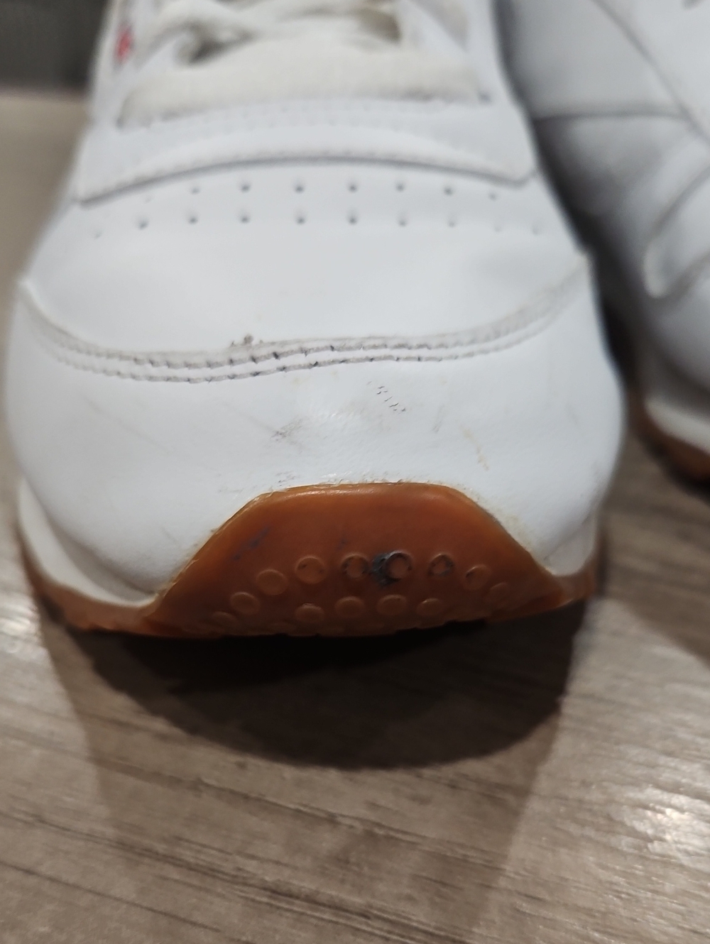 Reebok White Leather Women's Sneakers with Gum Outsole size 8.5 - Picture 6 of 11